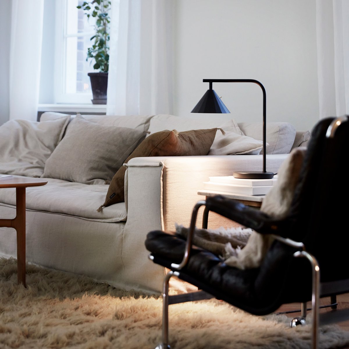 Rain 40cm Antracit bordslampa från CO Bankeryd - Rain bordslampa &auml;r idealisk f&ouml;r en mysig l&auml;sstund, designad f&ouml;r att placeras vid soffan eller en favoritstol.