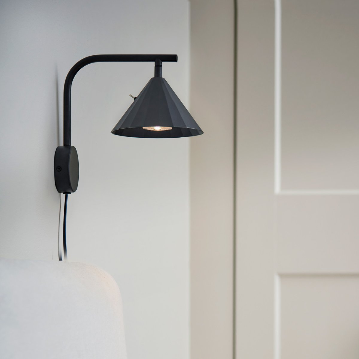 Rain 25cm Antracit vägglampa från CO Bankeryd - Rain v&auml;gglampa kan med f&ouml;rdel anv&auml;ndas i vardagsrummet vid en soffa eller f&aring;t&ouml;lj, samt i en korridor eller &ouml;ver en sk&auml;nk d&auml;r den tillf&ouml;r ett modernt uttryck till rummet.