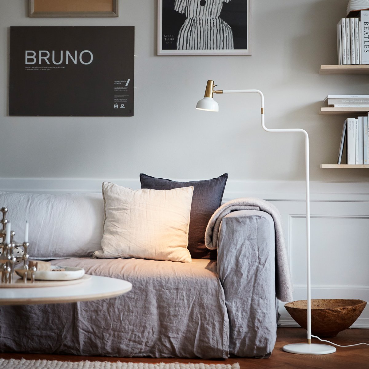 Ray Varmvit golvlampa från CO Bankeryd - Ray golvlampa är designad för att placeras vid soffan eller en favoritstol, vid sängen eller i ett hemmakontor Lika funktionell på kvällen för läsning är den skulptural och skapar karaktär till rummet på dagen.