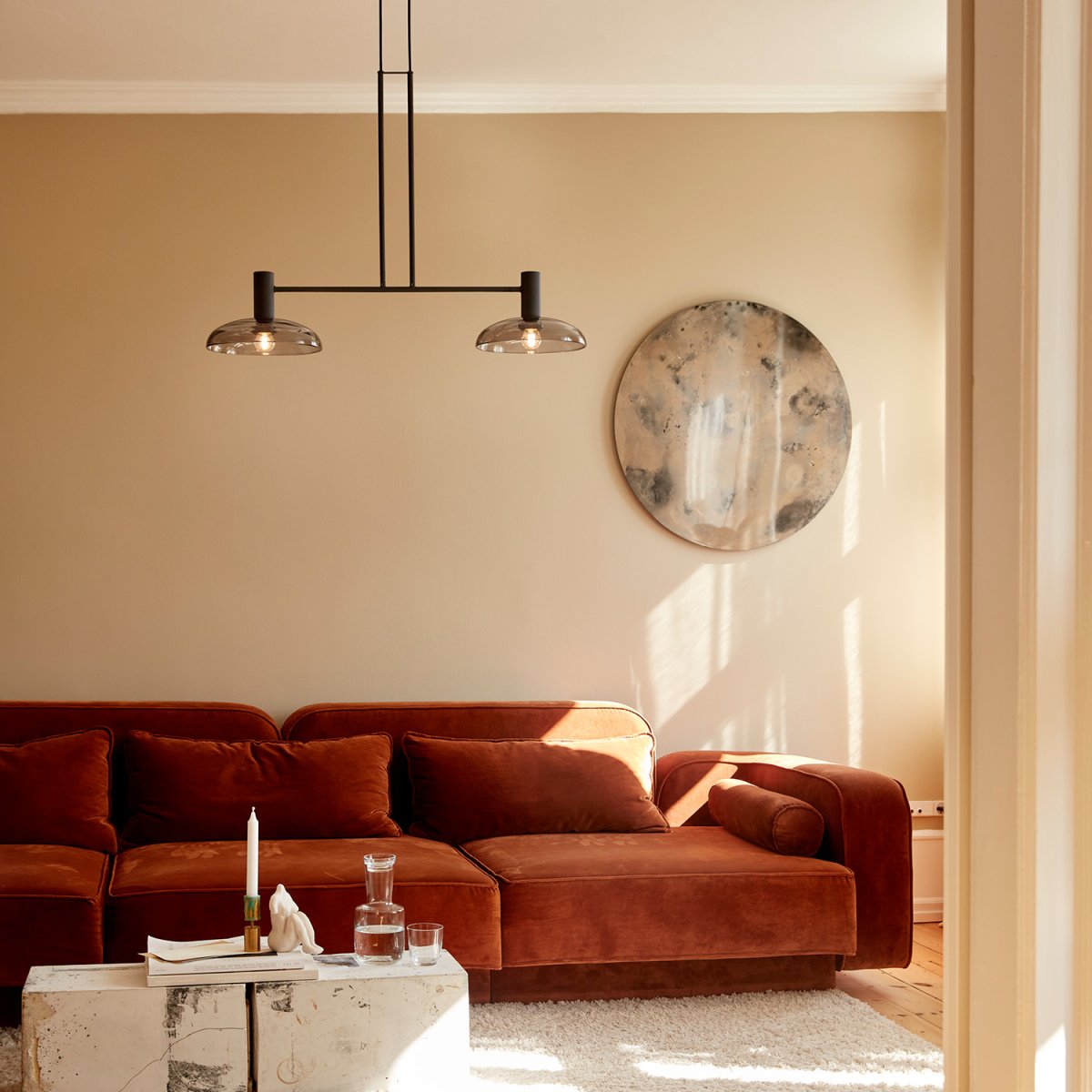 Ufo Long 80cm Svart taklampa från CO Bankeryd - Den svarta f&auml;rgen med tv&aring; r&ouml;kf&auml;rgade glaskupor uttrycker harmonisk stils&auml;kerhet.