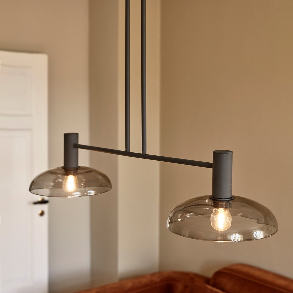 Ufo Long 80cm Svart taklampa från CO Bankeryd - Den svarta f&auml;rgen med tv&aring; r&ouml;kf&auml;rgade glaskupor uttrycker harmonisk stils&auml;kerhet.