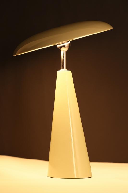 Audrey 33cm Beige/ljusgrön portabel från Eja - Den integrerade LED-belysningen ger ett behagligt ljus och lampan &auml;r dimbar f&ouml;r att enkelt skapa r&auml;tt st&auml;mning i rummet.