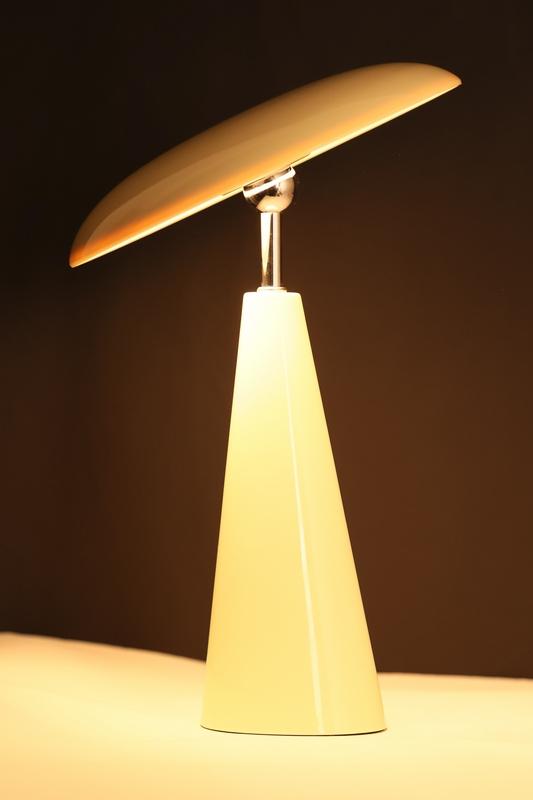 Audrey 33cm Beige portabel från Eja - Den integrerade LED-belysningen ger ett behagligt ljus och lampan &auml;r dimbar f&ouml;r att enkelt skapa r&auml;tt st&auml;mning i rummet.