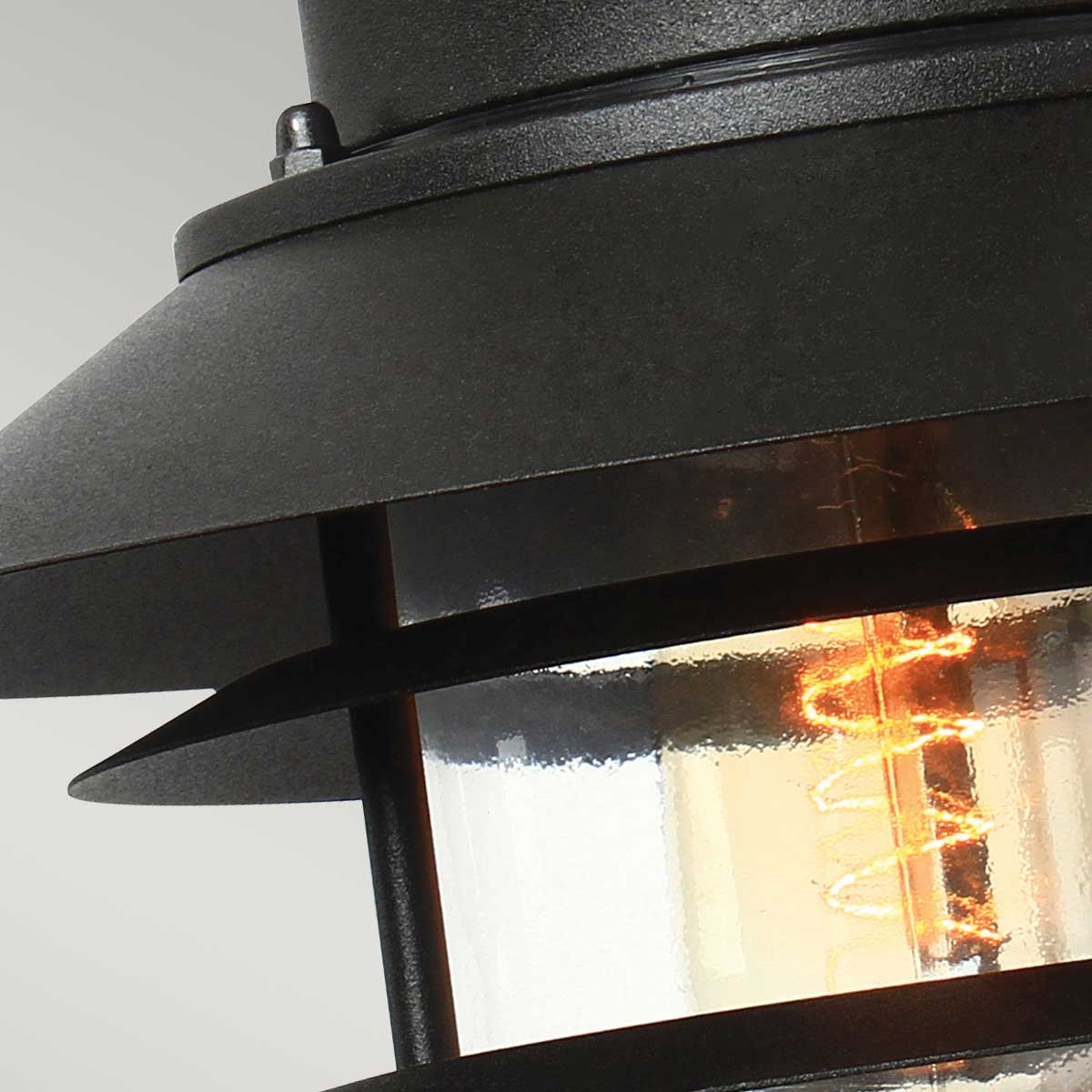 Copenhagen Ø22 Svart utelampa från Elstead Lighting - Tillverkad av rostfritt st&aring;l i svart finish och glas, erbjuder den en h&aring;llbar och v&auml;dert&aring;lig konstruktion som passar perfekt f&ouml;r fasader, entr&eacute;er och uteplatser.