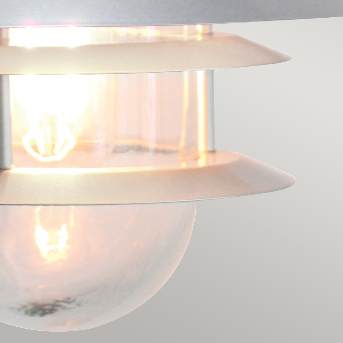 Copenhagen Ø22 Silver utelampa från Elstead Lighting - Tillverkad av rostfritt st&aring;l i silverfinish och glas, erbjuder den en h&aring;llbar och v&auml;dert&aring;lig konstruktion som passar perfekt f&ouml;r fasader, entr&eacute;er och uteplatser.