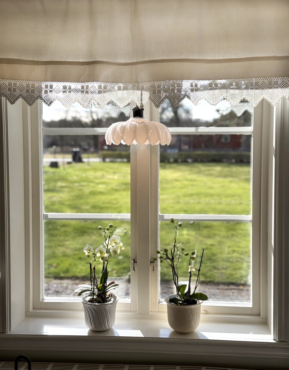 Sofia Ø25 Svart/Vit fönsterlampa från Aneta Lighting - F&ouml;nsterlampan Sofia i romantisk vintagestil blir en fin inredningsdetalj som fungerar s&aring;v&auml;l i det klassiska, lantliga och moderna hemmet.