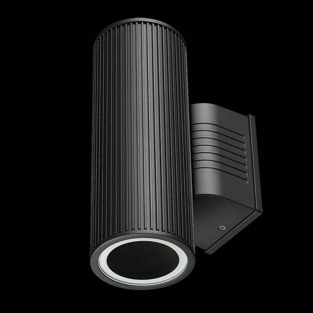 Wally Double Mörkgrå utelampa från Designlight - Med sin v&auml;derbest&auml;ndiga lack och tidl&ouml;sa design &auml;r Wally en p&aring;litlig och h&aring;llbar l&ouml;sning f&ouml;r din fasadbelysning.
