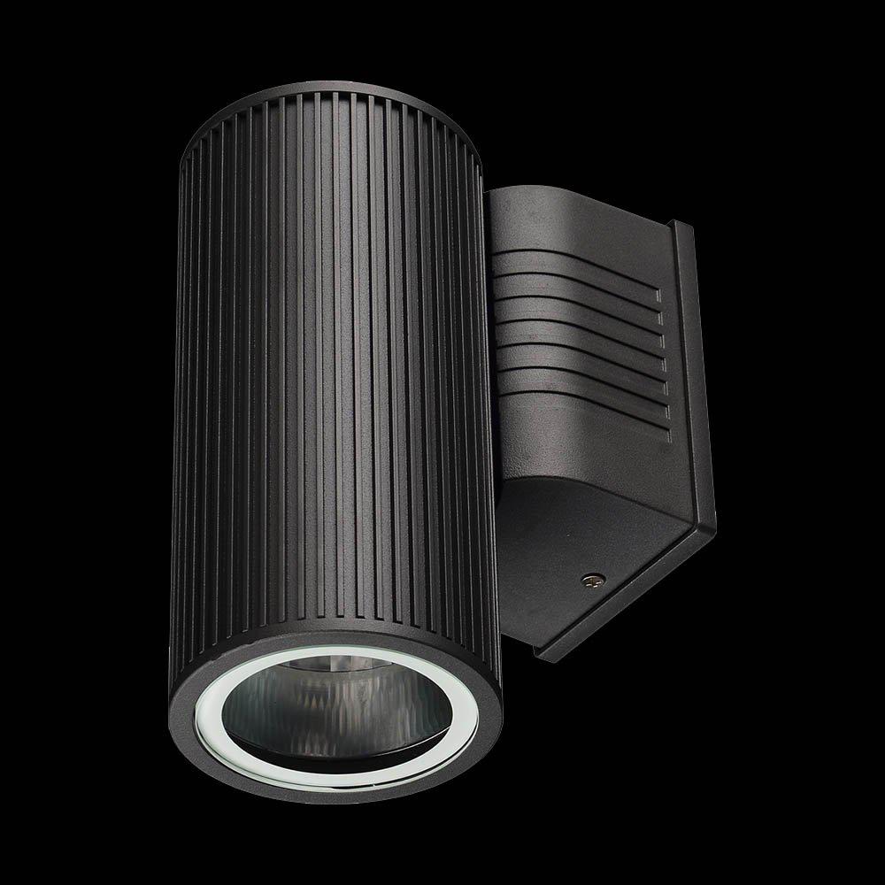 Wally Mörkgrå utelampa från Designlight - Armaturen &auml;r tillverkad av pulverlackerad aluminium och t&auml;ckt med en s&auml;rskilt t&aring;lig f&auml;rg fr&aring;n Akzo Nobel f&ouml;r att klara av utomhusmilj&ouml;er.