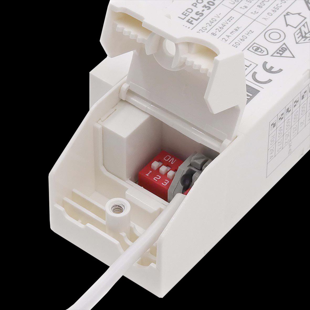 City Downlight 28/32/36W Vit från Designlight - St&auml;llbar effekt och ljustemperaturEffekten kan st&auml;llas i tre niv&aring;er &ndash; 28 W, 32 W eller 36 W &ndash; och ljustemperaturen v&auml;ljs mellan 3000 K (varmare, behagligt ljus) och 4000 K (neutralvit, n&aring;got klarare ljus).