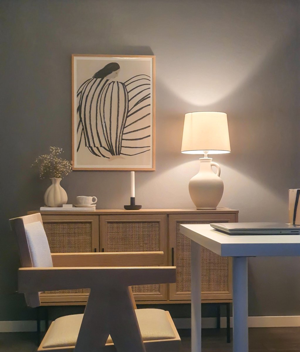 Athena 58cm Naturvit bordslampa från Aneta Lighting - Med en kurvig keramikfot i form av en antik kanna ger den en rustik touch till ditt hem.