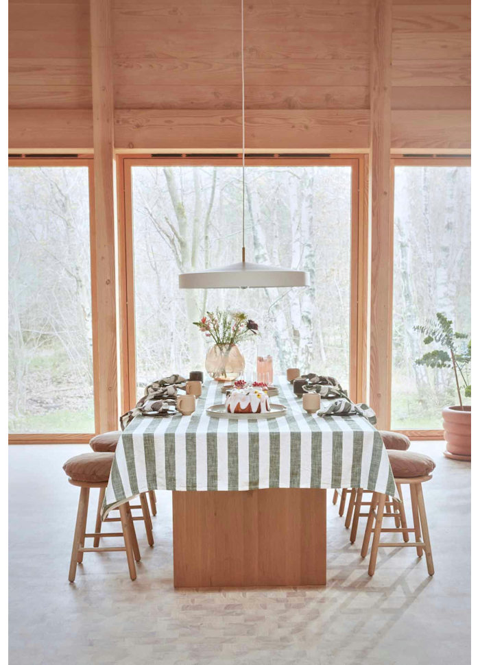 Hatto Ø65 Vit taklampa från OYOY - Hatto pendel i vitt har en stilren design med matt finish, eleganta m&auml;ssingsdetaljer och textilsladd.