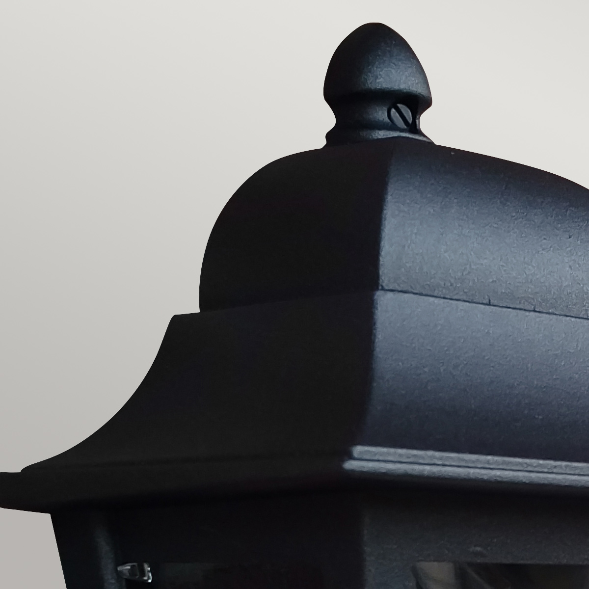 Deco Lane 32cm Svart utelampa från Elstead Lighting - Tillverkad av svartlackerad aluminium och polykarbonat, erbjuder den en l&auml;tt men robust konstruktion som &auml;r v&auml;derbest&auml;ndig och l&aring;nglivad.