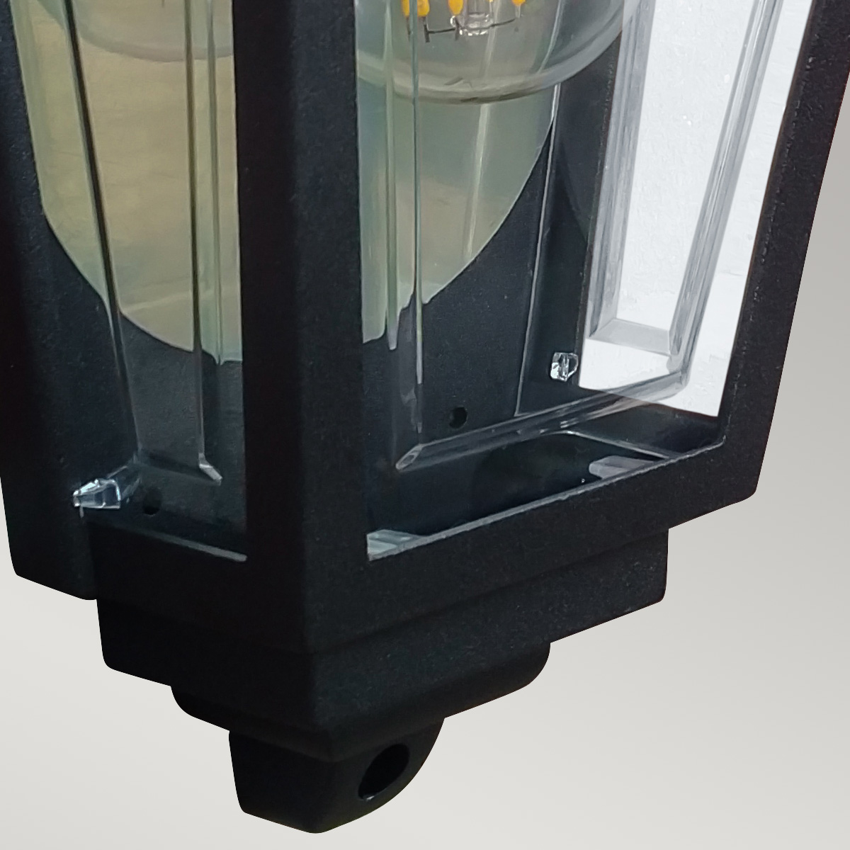 Deco Lane 32cm Svart utelampa från Elstead Lighting - Tillverkad av svartlackerad aluminium och polykarbonat, erbjuder den en l&auml;tt men robust konstruktion som &auml;r v&auml;derbest&auml;ndig och l&aring;nglivad.