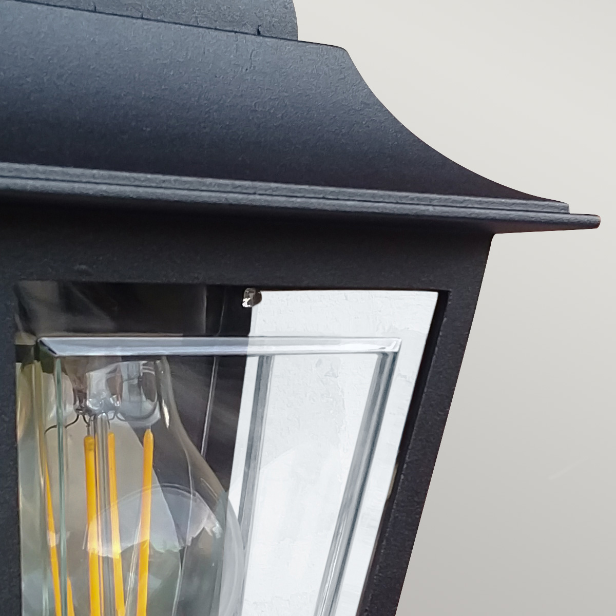 Deco Lane 32cm Svart utelampa från Elstead Lighting - Tillverkad av svartlackerad aluminium och polykarbonat, erbjuder den en l&auml;tt men robust konstruktion som &auml;r v&auml;derbest&auml;ndig och l&aring;nglivad.