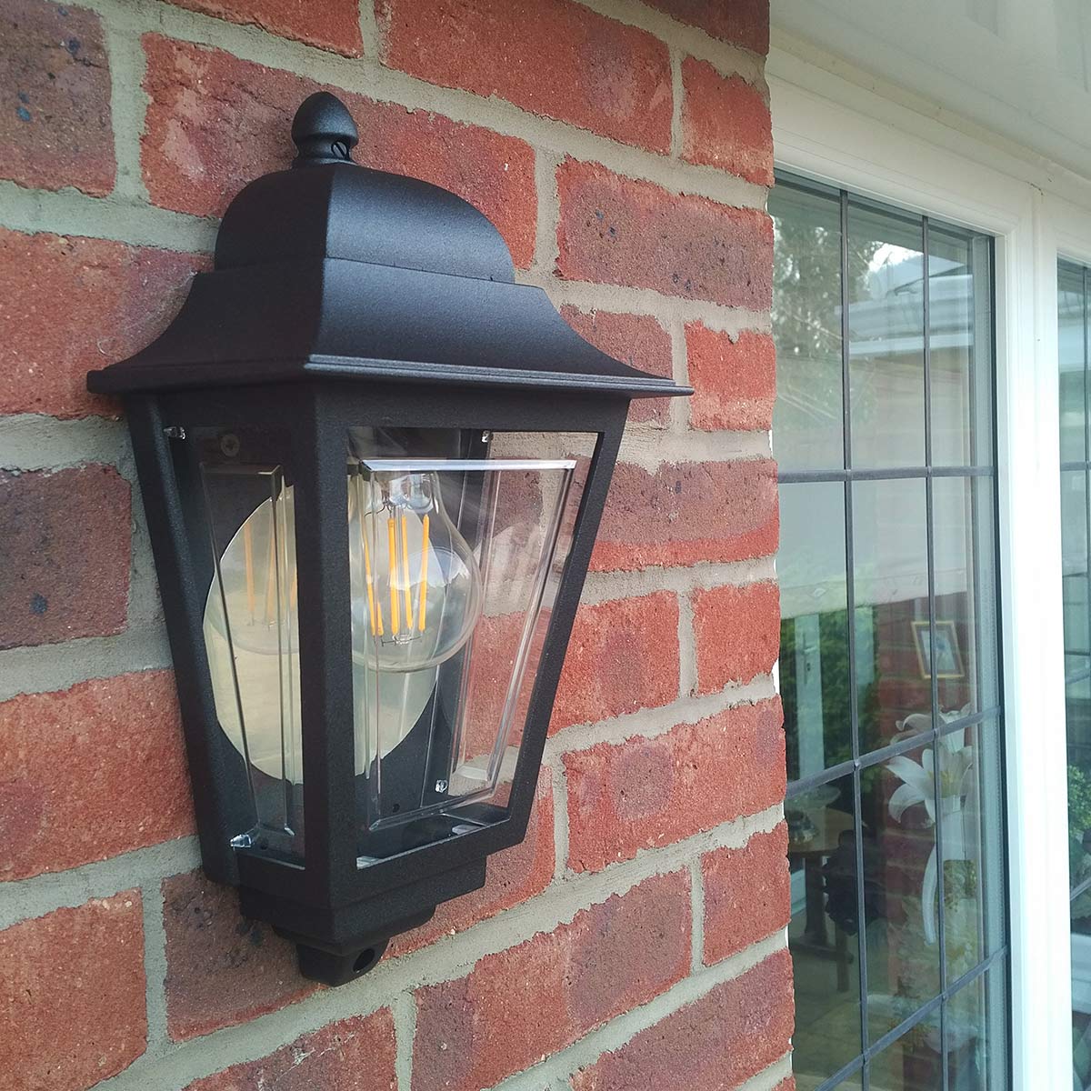 Deco Lane 32cm Svart utelampa från Elstead Lighting - Tillverkad av svartlackerad aluminium och polykarbonat, erbjuder den en l&auml;tt men robust konstruktion som &auml;r v&auml;derbest&auml;ndig och l&aring;nglivad.