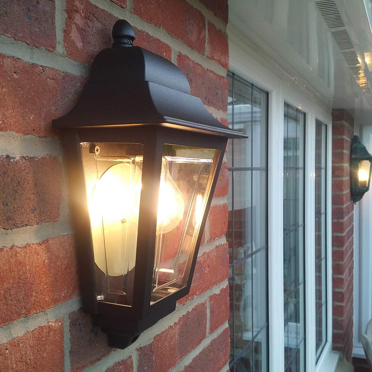 Deco Lane 32cm Svart utelampa från Elstead Lighting - Tillverkad av svartlackerad aluminium och polykarbonat, erbjuder den en l&auml;tt men robust konstruktion som &auml;r v&auml;derbest&auml;ndig och l&aring;nglivad.