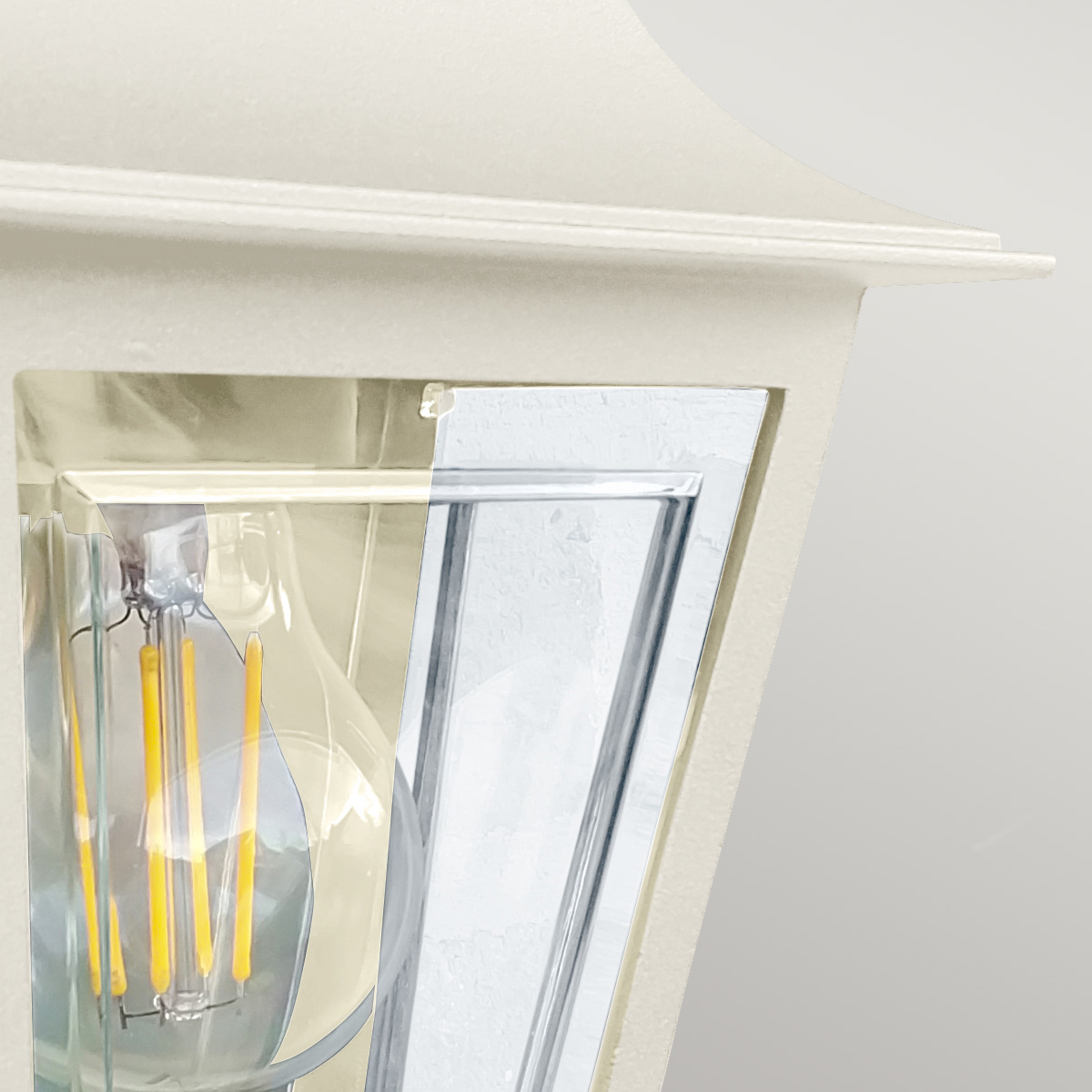 Deco Lane 32cm Beige utelampa från Elstead Lighting - Tillverkad av kr&auml;mf&auml;rgad aluminium och polykarbonat, erbjuder den en l&auml;tt men robust konstruktion som &auml;r v&auml;derbest&auml;ndig och l&aring;nglivad.