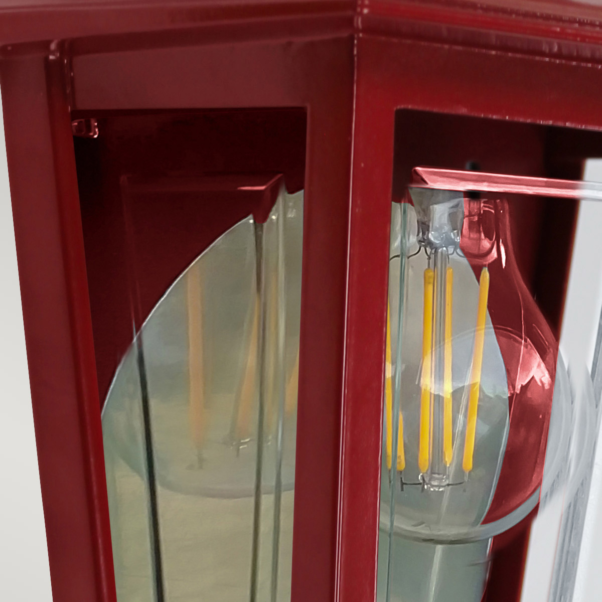 Deco Lane 32cm Röd utelampa från Elstead Lighting - Tillverkad av r&ouml;d aluminium och polykarbonat, erbjuder den en l&auml;tt men robust konstruktion som &auml;r v&auml;derbest&auml;ndig och l&aring;nglivad.