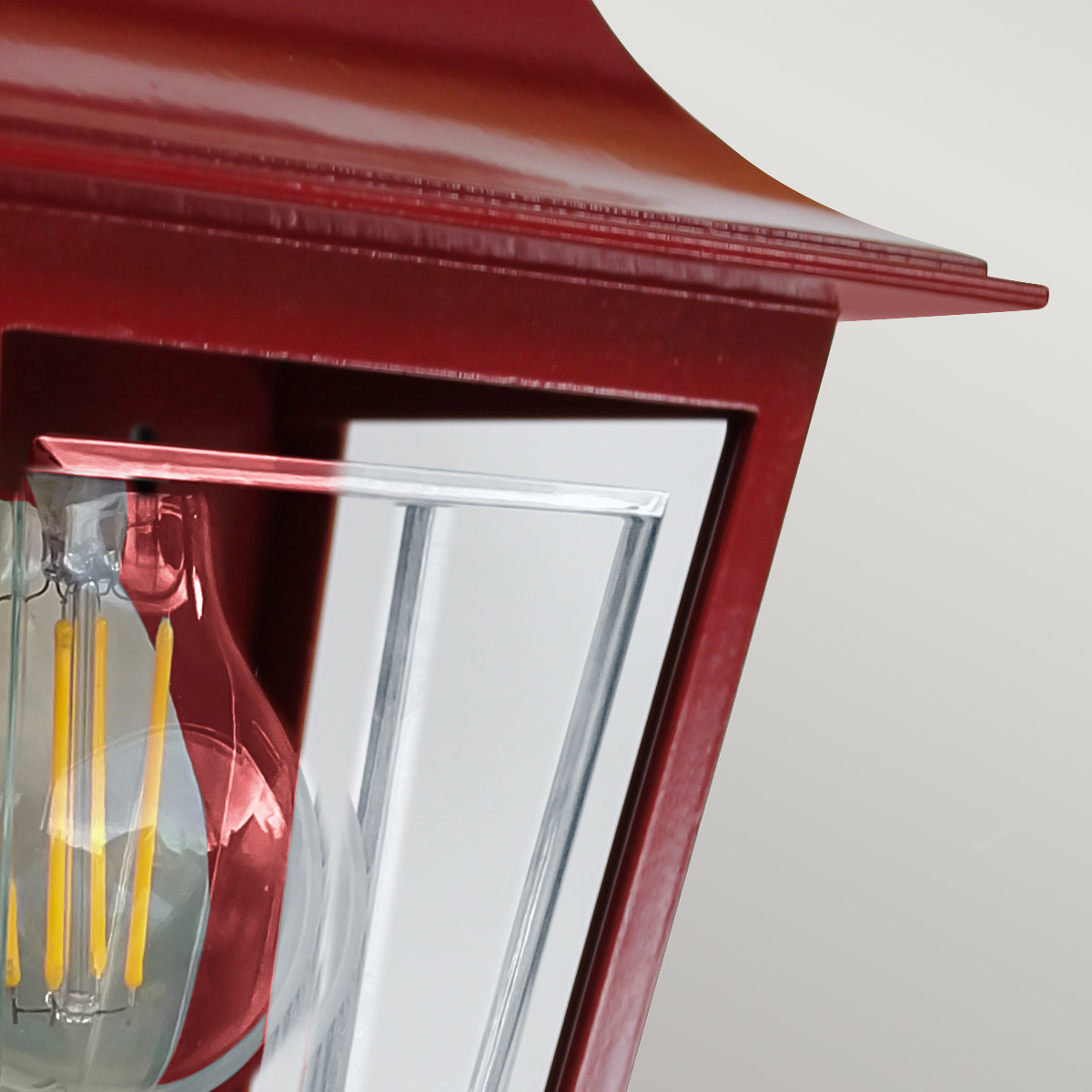 Deco Lane 32cm Röd utelampa från Elstead Lighting - Tillverkad av r&ouml;d aluminium och polykarbonat, erbjuder den en l&auml;tt men robust konstruktion som &auml;r v&auml;derbest&auml;ndig och l&aring;nglivad.