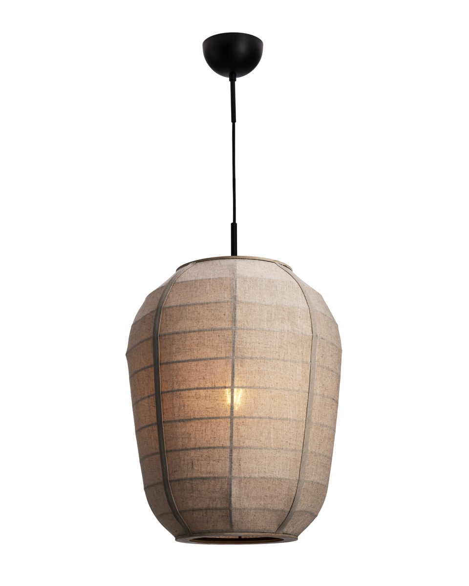Delino Ø40 Beige taklampa från By Rydéns - Stommen i asktr&auml; och de dekorativa detaljerna i rotting ger lampan ett varmt och harmoniskt uttryck.
