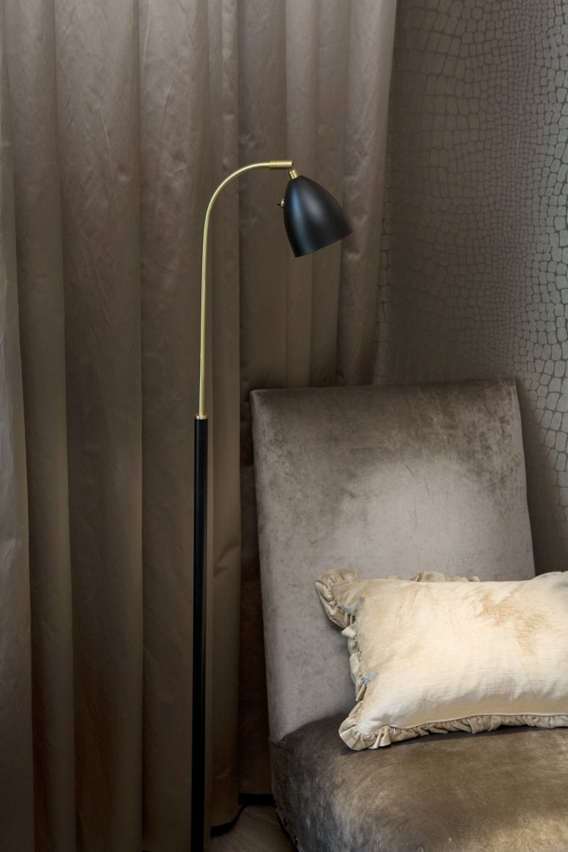 Deluxe Svart/mässing golvlampa från Belid - Deluxe golvlampa &auml;r en elegant och tidl&ouml;s lampa i svart och m&auml;ssingf&auml;rgad metall.