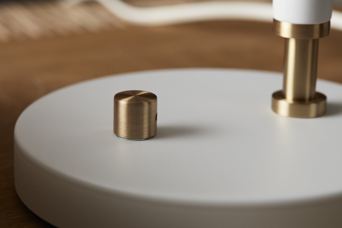 Deluxe 50cm Vit skrivbordslampa från Belid - Dess enkla design g&ouml;r att den sm&auml;lter in perfekt i ditt hem och passar in i m&aring;nga &aring;r fram&ouml;ver.