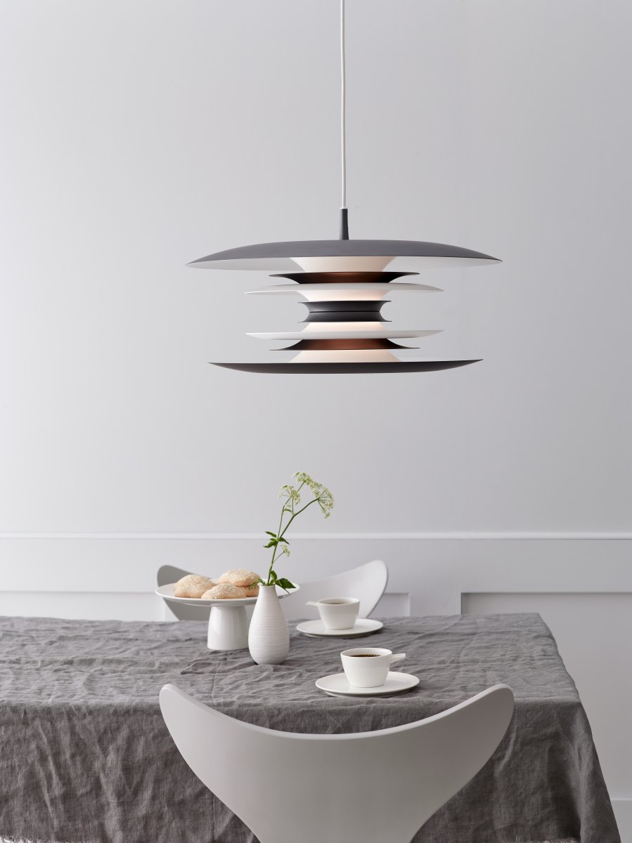 Diablo Ø50 Oxidgrå taklampa från Belid - Diablo pendel &auml;r en del av den exklusiva Diablo-familjen, formgiven av Joakim Fihn, och finns &auml;ven som golv-, bord- och v&auml;gglampor.