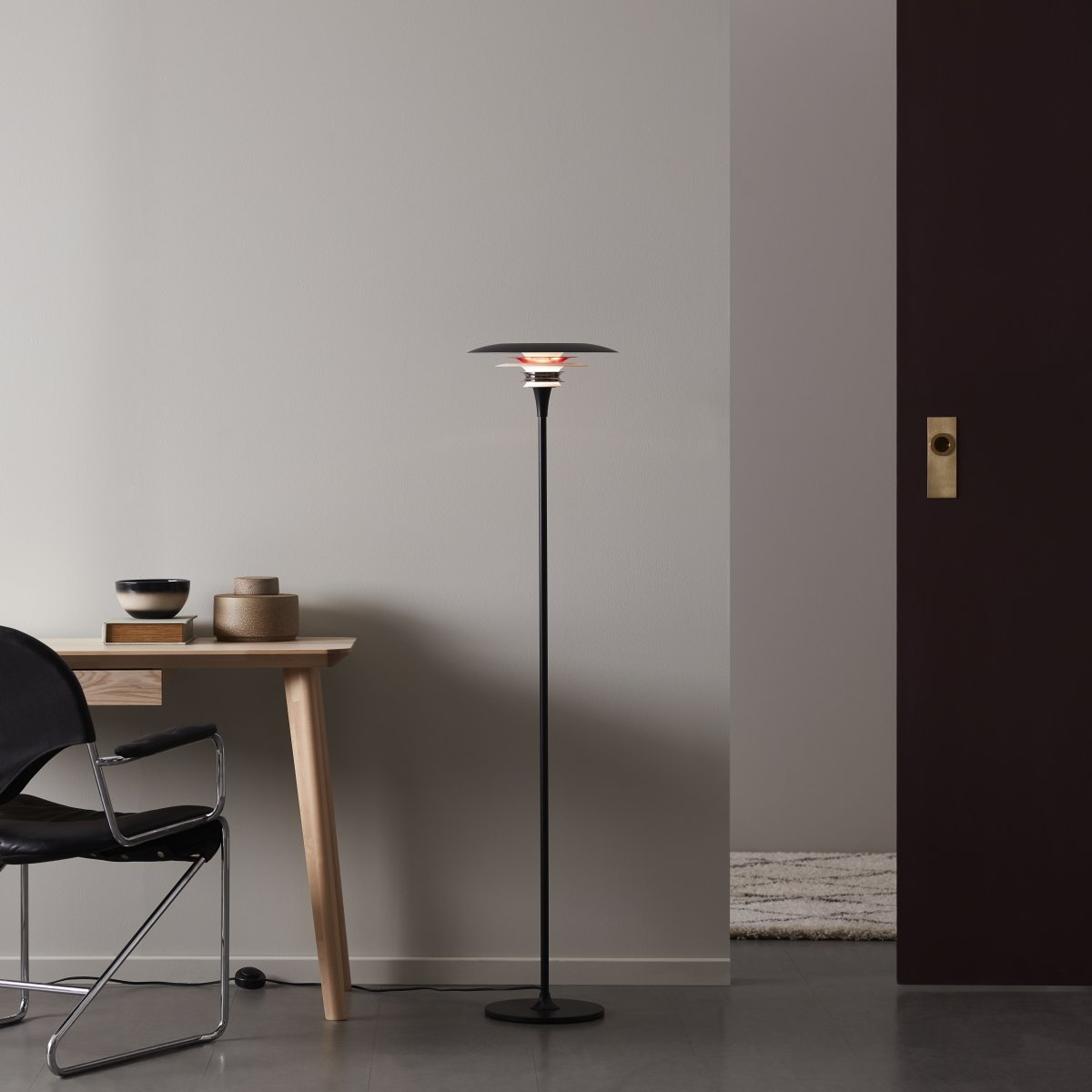 Diablo Ø30 Svart/röd golvlampa från Belid - Lampan finns i flera f&auml;rgkombinationer, h&auml;r i en i&ouml;gonfallande mix av mattsvart och blankr&ouml;tt som ger ett modernt och samtidigt dramatiskt uttryck.