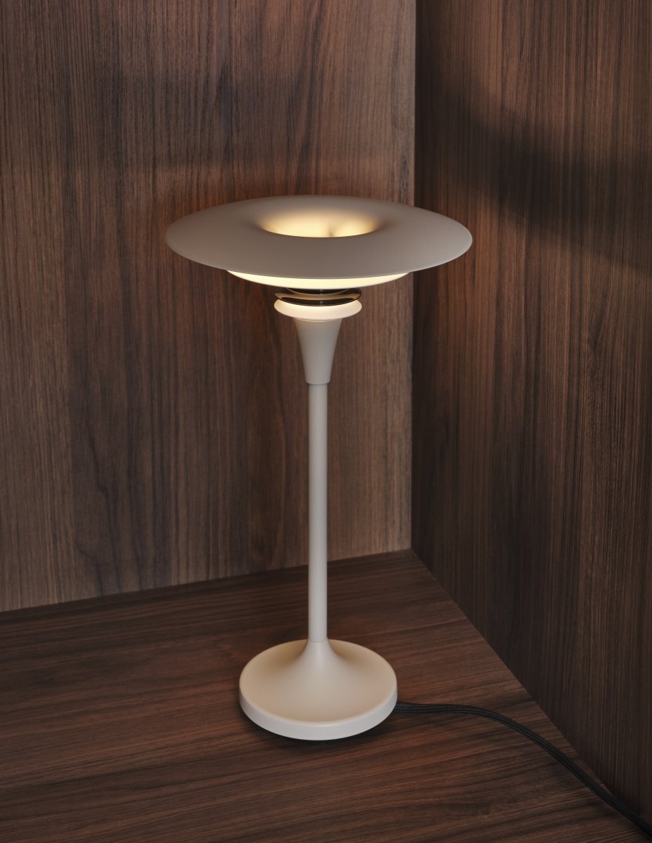 Diablo 48cm Sand/brons bordslampa från Belid - Diablo &auml;r en stilren bordslampa som ger ditt rum en personlig touch.