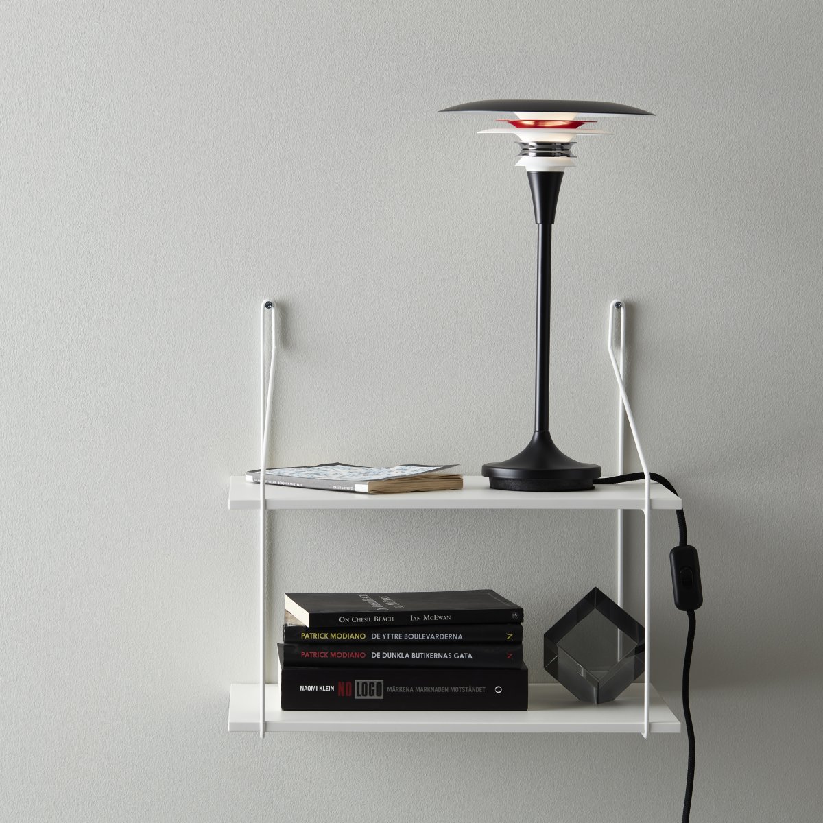 Diablo 35cm Mattsvart/röd bordslampa från Belid - Diablo &auml;r en stilren bordslampa som ger ditt rum en personlig touch.