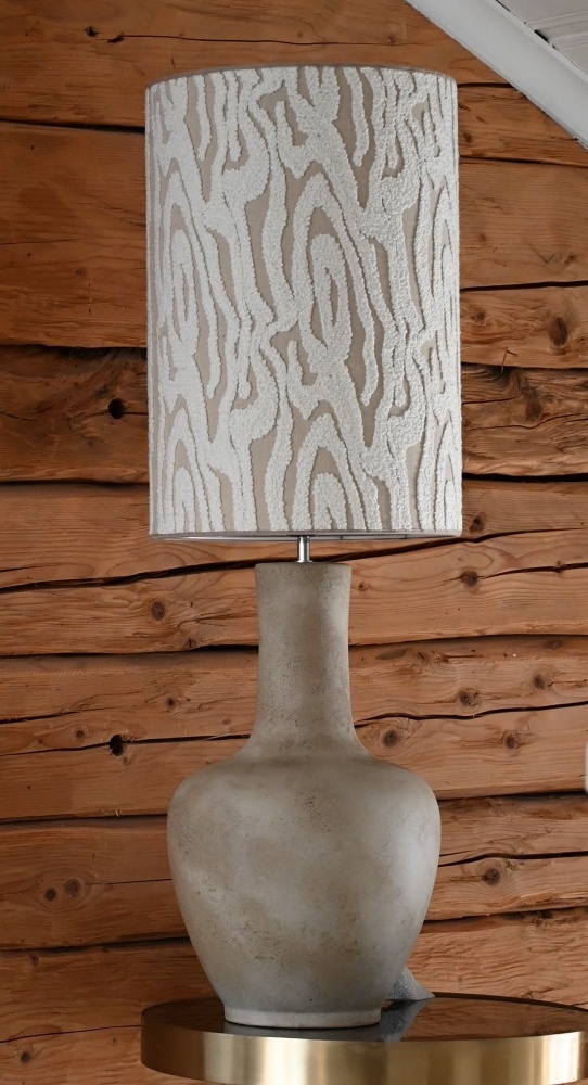 Dilbar 54cm Sand från Hallbergs - Dilbar lampfot &auml;r tillverkad i keramik och har en mjuk sandgr&aring; f&auml;rg som ger ett varmt och stilrent uttryck.