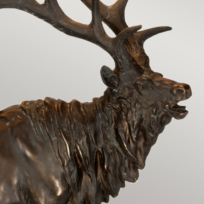 Angus 80cm Brons bordslampa från Elstead Lighting - Lampfoten pryds av en stor hjortstatyett i m&ouml;rk bronsfinish med vacker patina som ger ett rustikt och exklusivt uttryck.