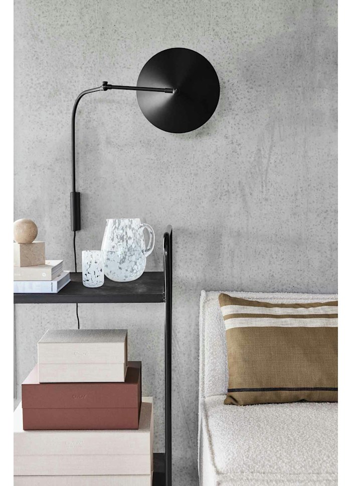 Kasa 60cm Svart vägglampa från OYOY - Anv&auml;nd Kasa som l&auml;slampa vid s&auml;ngen, som arbetsbelysning i kontoret eller som en dekorativ ljuspunkt i vardagsrummet &ndash; lampan skapar alltid r&auml;tt atmosf&auml;r.