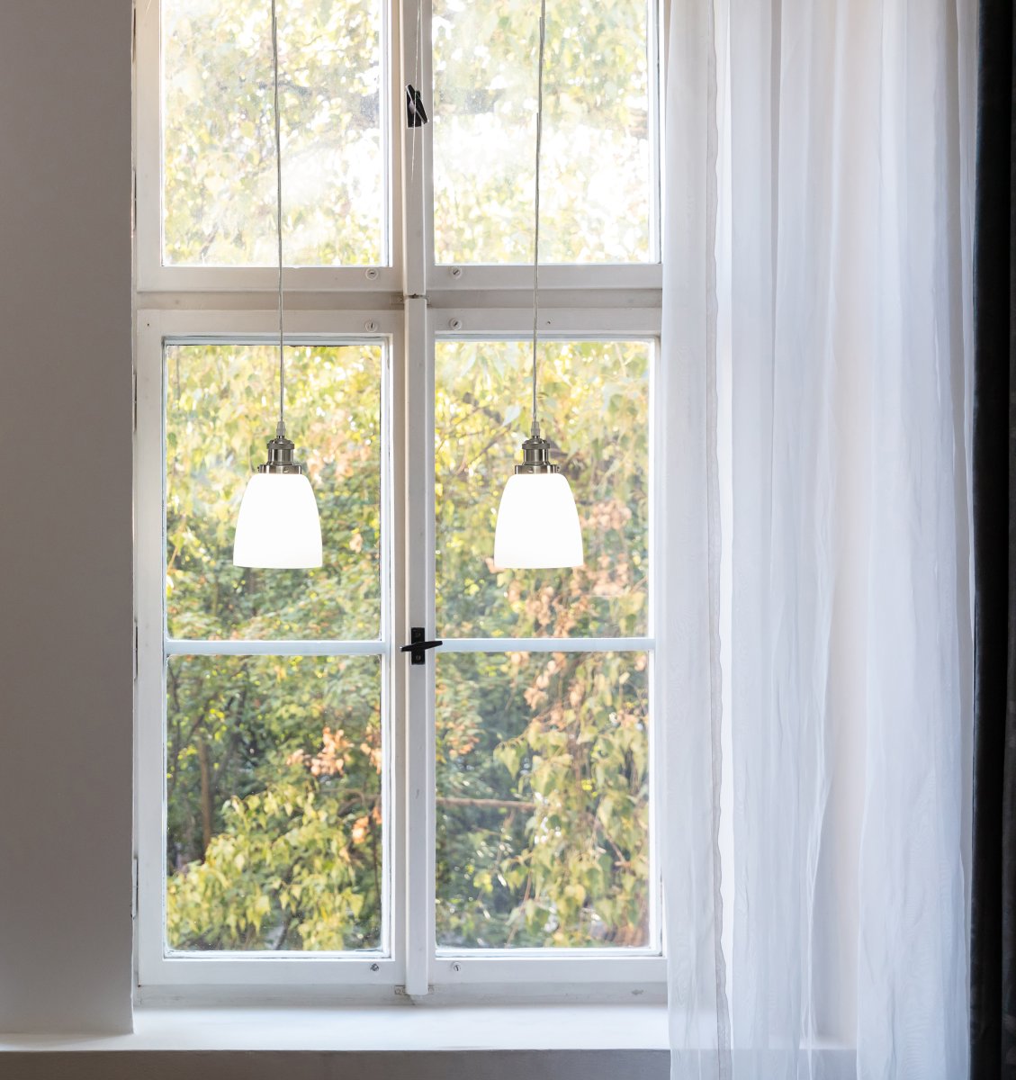 Niki Ø14 Vit fönsterlampa från Aneta Lighting - Niki &auml;r en enkel och stilren h&auml;ngande f&ouml;nsterlampa som ger en hemtrevlig k&auml;nsla i vilket rum som helst med sina kromade detaljer.