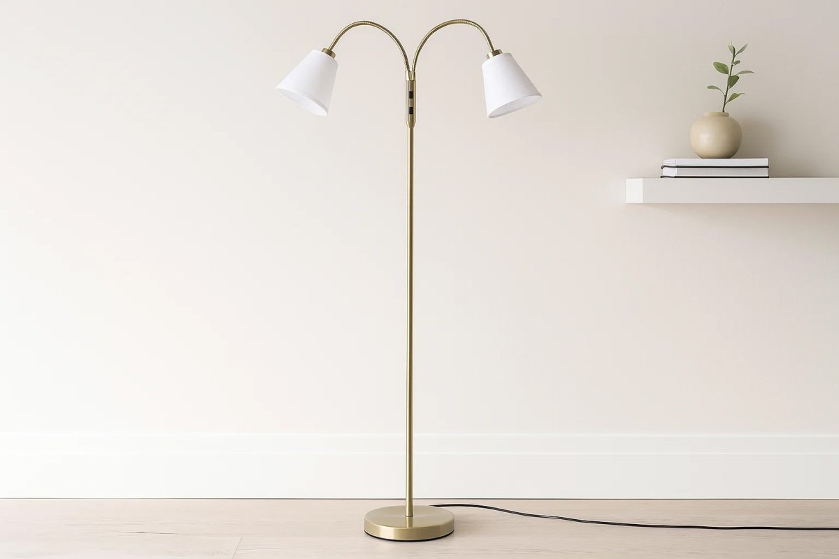 Doppio Antikmässing golvlampa från Lampan - Doppio &auml;r en stilren golvlampa med dubbla, justerbara lamphuvuden som g&ouml;r den perfekt f&ouml;r l&auml;sning, arbete eller st&auml;mningsfull belysning i vardagsrummet.