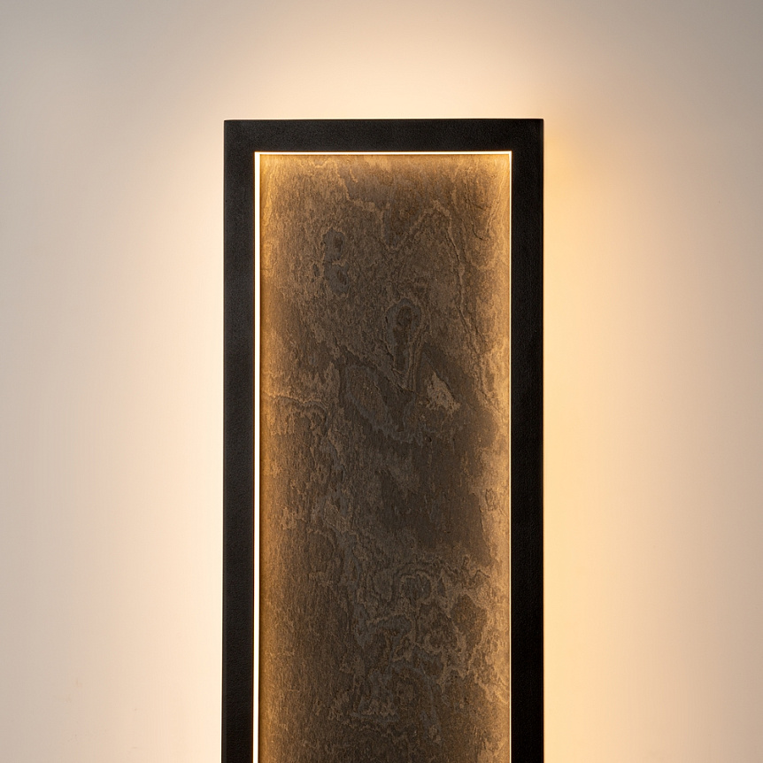 Orign 60cm Svart vägglampa från Maytoni - Orign &auml;r en v&auml;gglampa i metall med en elegant stenimitation i mitten som ger ett naturligt och exklusivt intryck.