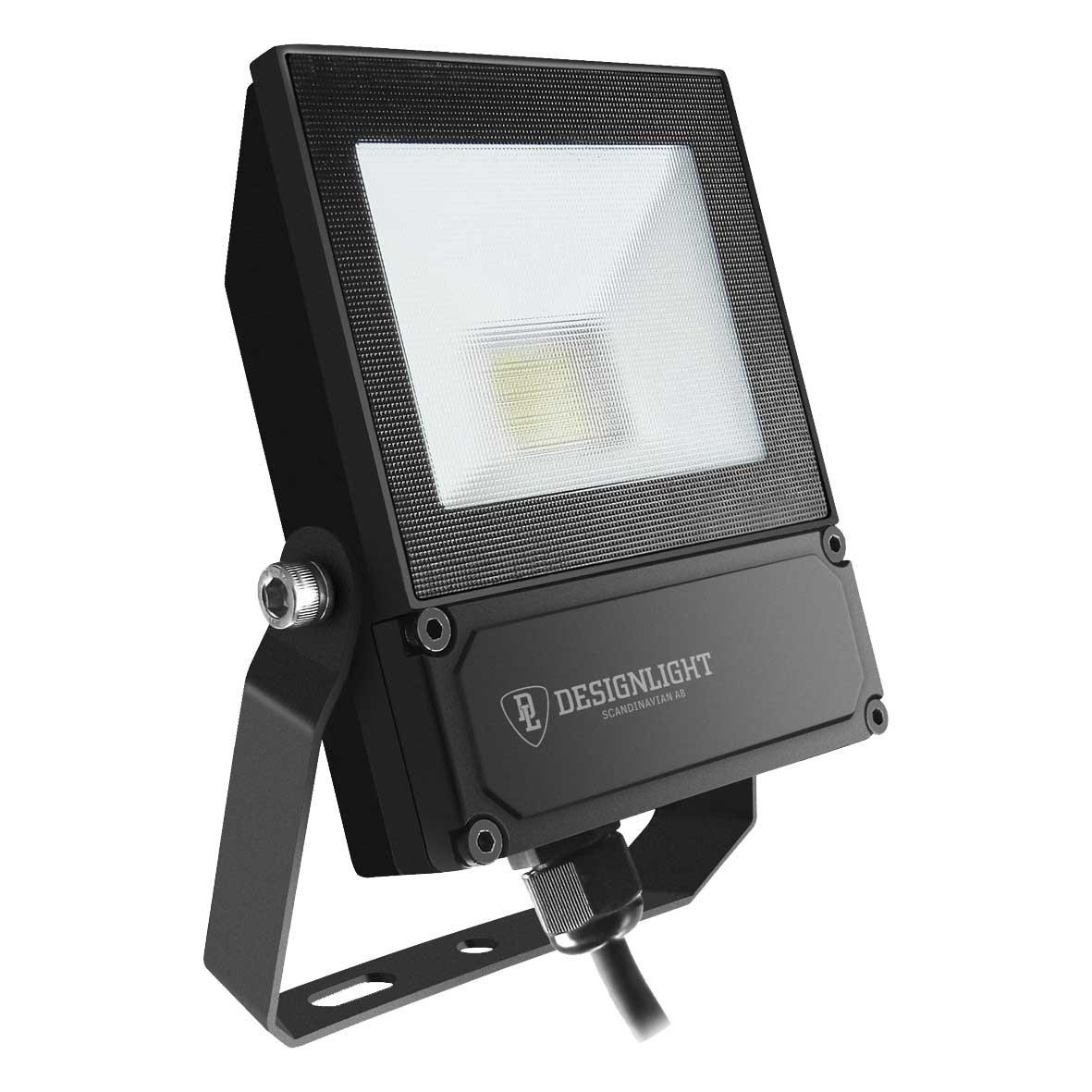 Elly strålkastare 10W Svart från Designlight - Med kapslingsklass IP65 &auml;r armaturen helt dammt&auml;t och skyddad mot kraftigt regn, vilket g&ouml;r den idealisk f&ouml;r fasader, entr&eacute;er, g&aring;ngv&auml;gar och andra utsatta milj&ouml;er.
