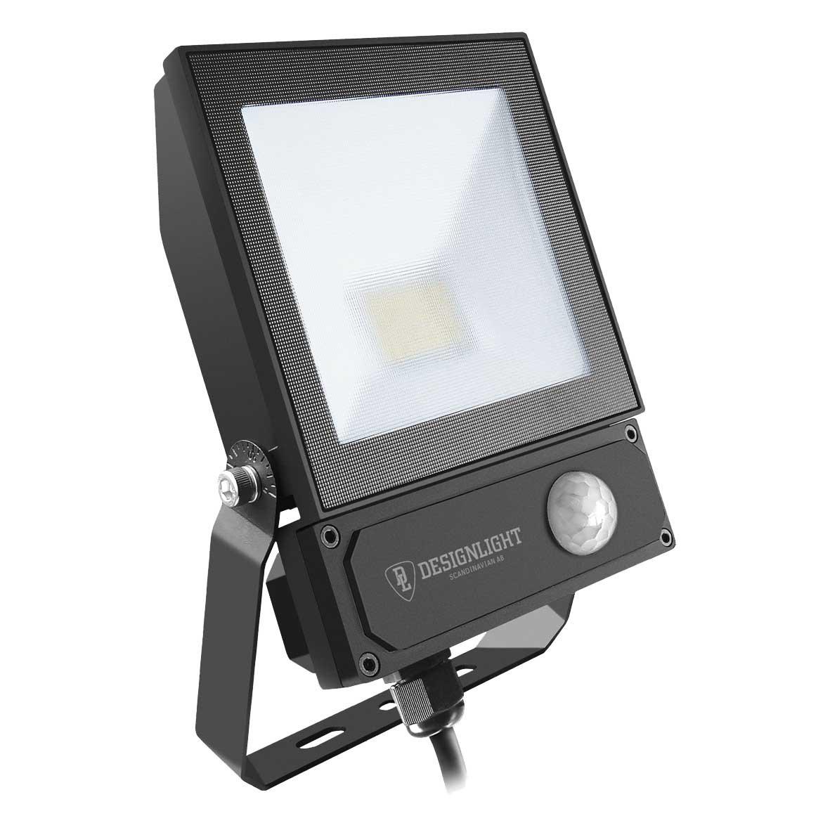 Elly Strålkastare 30W Sensor Svart från Designlight - Elly 30W &auml;r en kompakt och drifts&auml;ker LED-str&aring;lkastare utrustad med PIR-sensor och fj&auml;rrkontroll f&ouml;r enkel programmering.