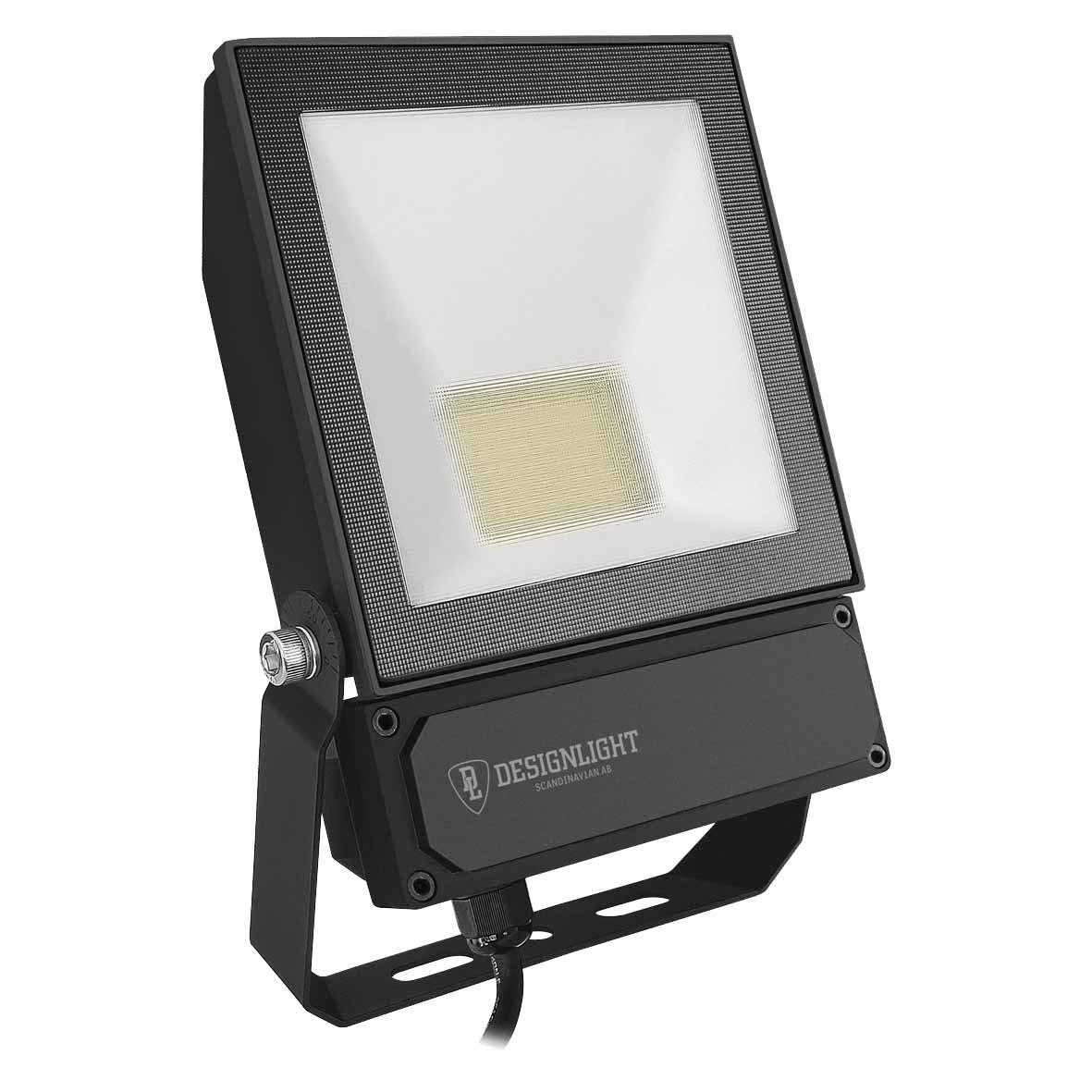Elly Strålkastare 50W Svart från Designlight - Den &auml;r ett utm&auml;rkt val f&ouml;r belysning av uppfarter, entr&eacute;er, uteplatser, g&aring;rdsytor och andra utomhusmilj&ouml;er d&auml;r ett j&auml;mnt och effektivt ljus &ouml;nskas.
