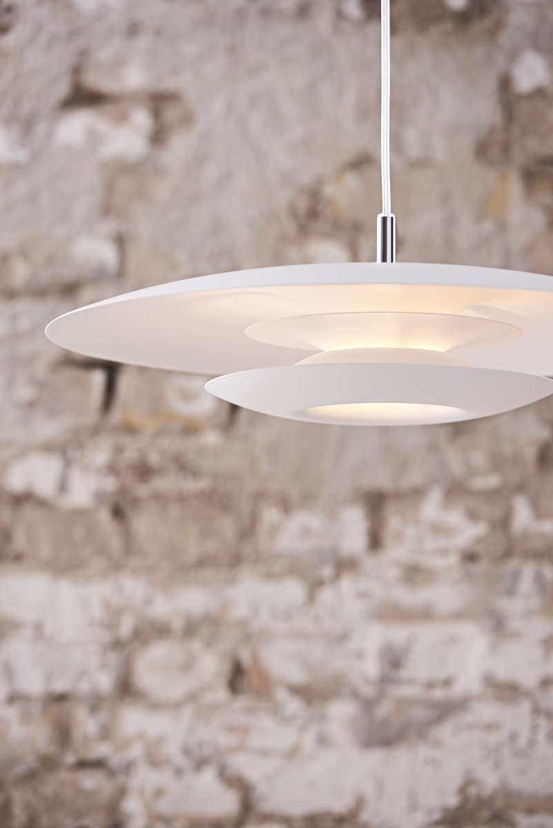 Eclipse Ø43 Mattvit taklampa från Belid - Eclipse taklampa fr&aring;n Belid &auml;r en elegant och tidl&ouml;s lampa som kombinerar funktion och design p&aring; ett unikt s&auml;tt.