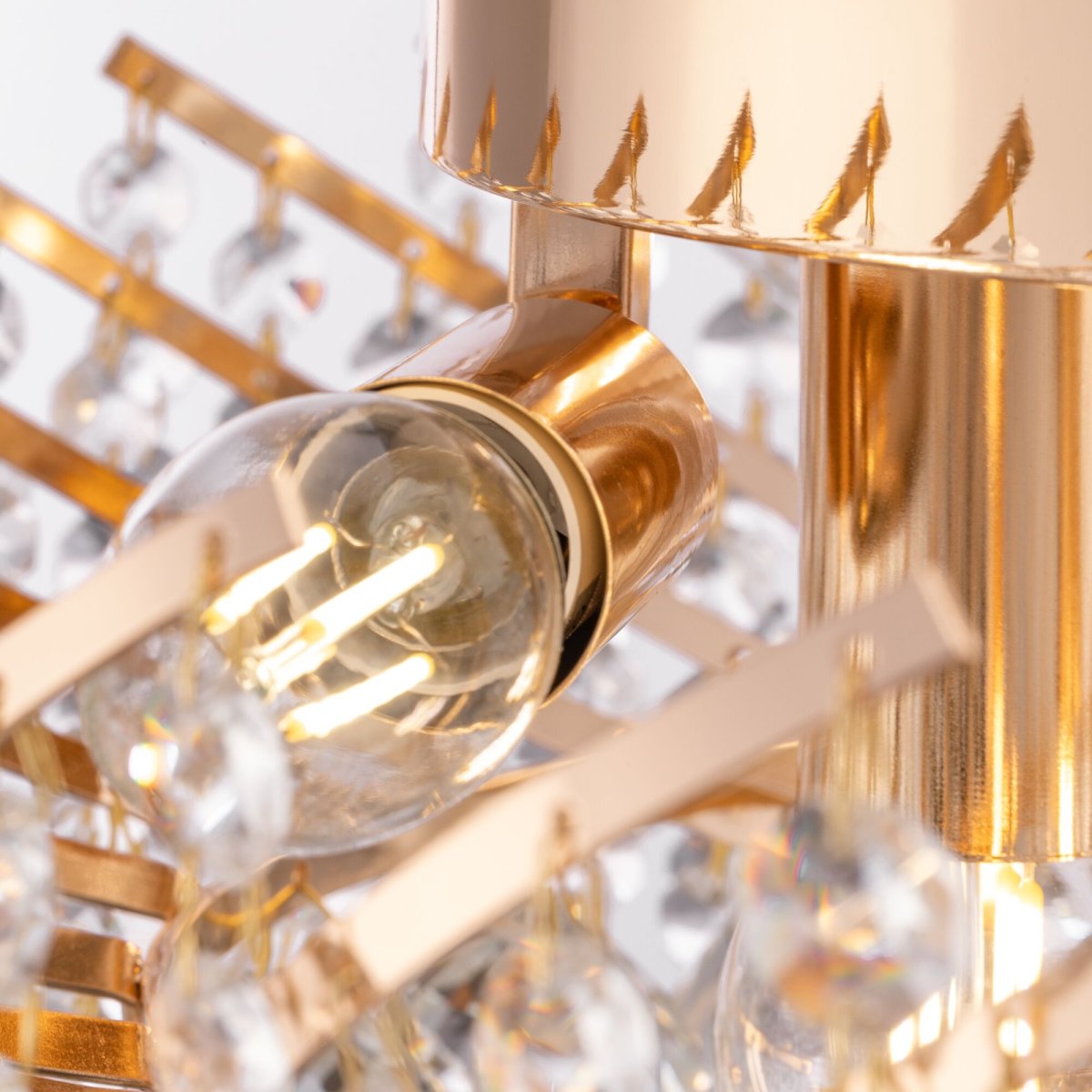 Karolina Ø40 Guld kristall från Maytoni - Karolina &auml;r en storslagen kristallplafond som &auml;r det ultimata valet f&ouml;r dig som vill ge ditt hem en k&auml;nsla av lyx och elegans.