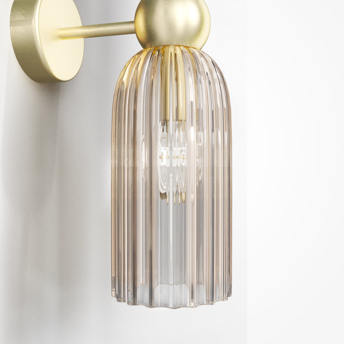 Antic 45cm Guld vägglampa från Maytoni - Den dubbla glaskupan i cognacsf&auml;rgat glas kombineras med en elegant gyllene armatur, vilket skapar en harmonisk balans mellan modern design och klassisk charm.
