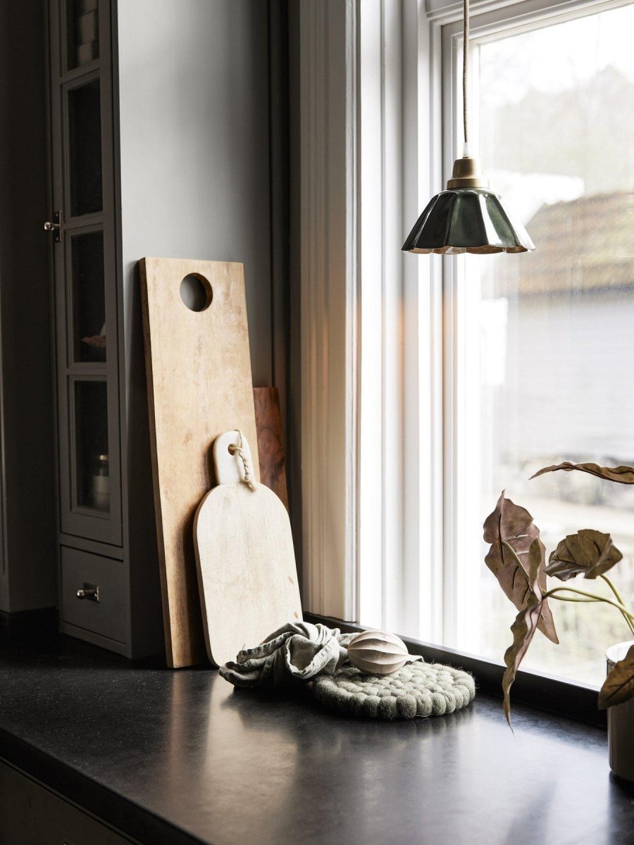 Ester Ø17 Mörkgrön fönsterlampa från PR Home - F&ouml;nsterlampa Ester i metall med en emaljfinish som efterliknar marmor.