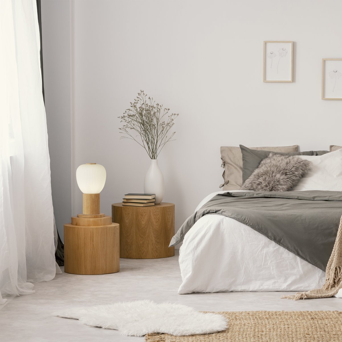 Ella 25cm Trä bordslampa från Searchlight - En charmig och stilren lampa som f&ouml;rh&ouml;jer intrycket i alla rum med b&aring;de karakt&auml;r och mjuk elegans.