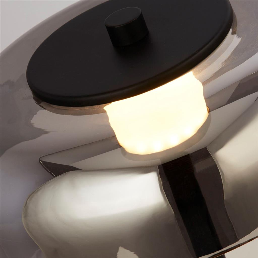 Frisbee Svart golvlampa från Searchlight - Frisbee golvlampa kombinerar en stilren mattsvart stomme med en elegant r&ouml;kf&auml;rgad glaskupa som n&auml;stan f&aring;r en spegelblank look n&auml;r lampan &auml;r sl&auml;ckt &ndash; och som samtidigt d&auml;mpar bl&auml;ndning n&auml;r den &auml;r t&auml;nd.