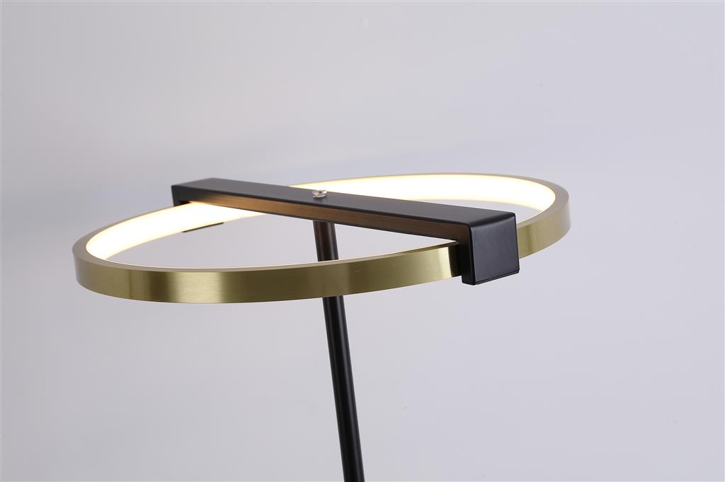 Aerial Mässing/svart golvlampa från Searchlight - Aerial &auml;r en elegant och modern golvlampa med stilrena kontraster i satin m&auml;ssingfinish och svart metall.