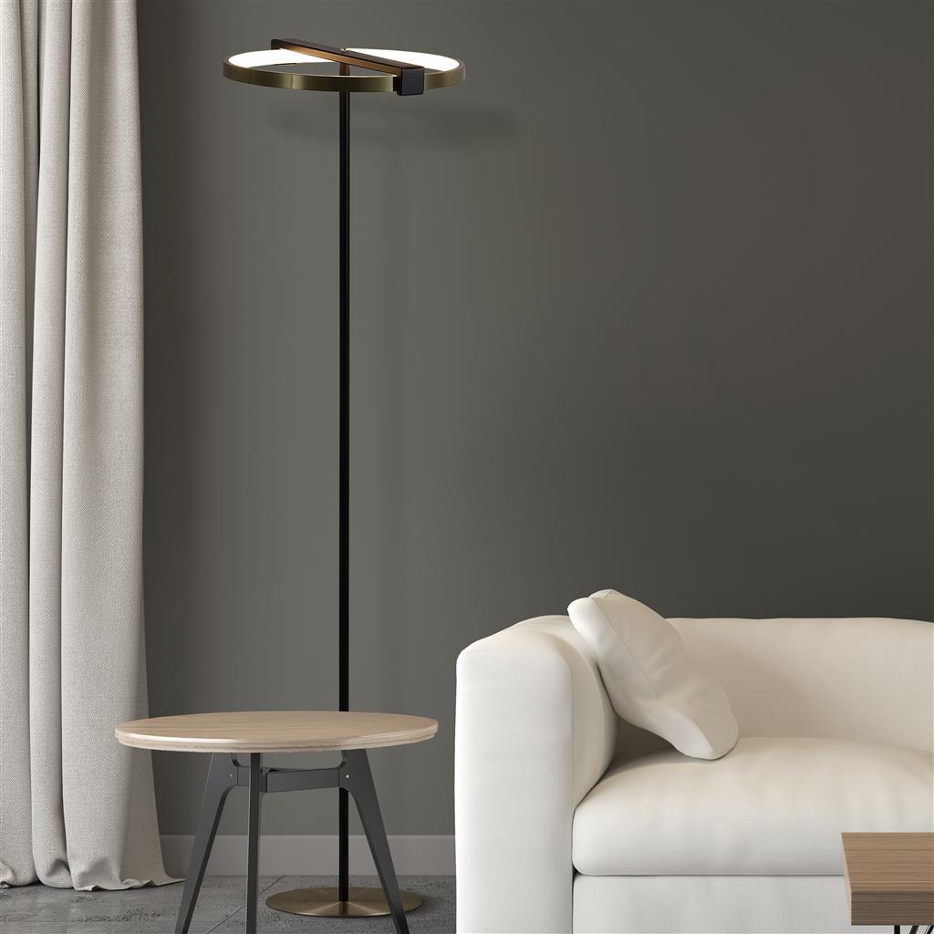 Aerial Mässing/svart golvlampa från Searchlight - Aerial &auml;r en elegant och modern golvlampa med stilrena kontraster i satin m&auml;ssingfinish och svart metall.