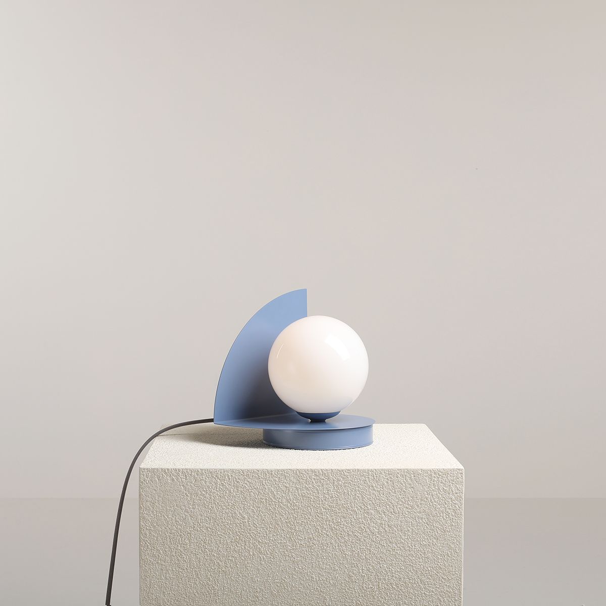 Loop 20cm Blå bordslampa från Artera - Loop &auml;r en modern bordslampa med retro design i en fin dov bl&aring; f&auml;rg.