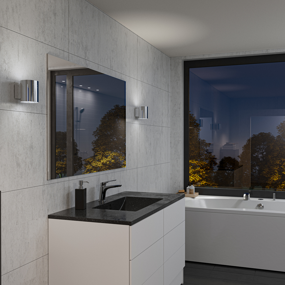 Evoke S Krom vägglampa från Herstal - Den smarta konstruktionen med b&aring;de upp- och nerljus g&ouml;r den till ett utm&auml;rkt val f&ouml;r att belysa din hall, vardagsrum eller sovrum p&aring; ett subtilt men effektfullt s&auml;tt.