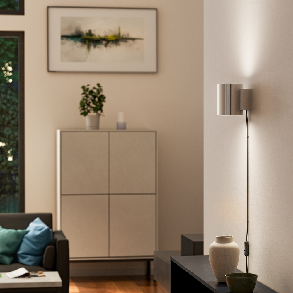 Evoke S Krom vägglampa från Herstal - Den smarta konstruktionen med b&aring;de upp- och nerljus g&ouml;r den till ett utm&auml;rkt val f&ouml;r att belysa din hall, vardagsrum eller sovrum p&aring; ett subtilt men effektfullt s&auml;tt.